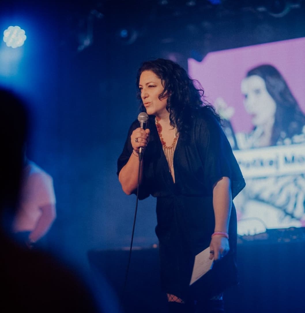 Markéta Fáberová na pódiu — live event Šimrání